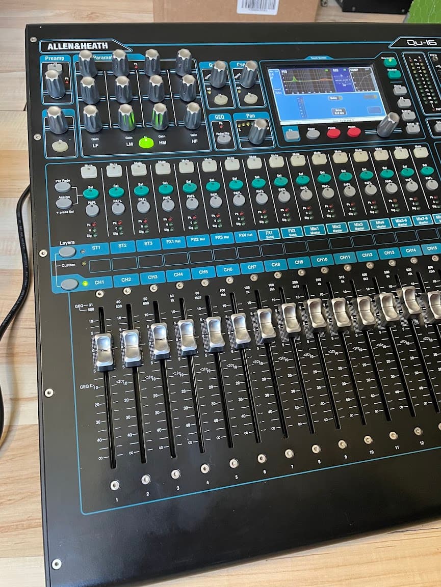 Цифровой микшер Allen & Heath Qu-16 3