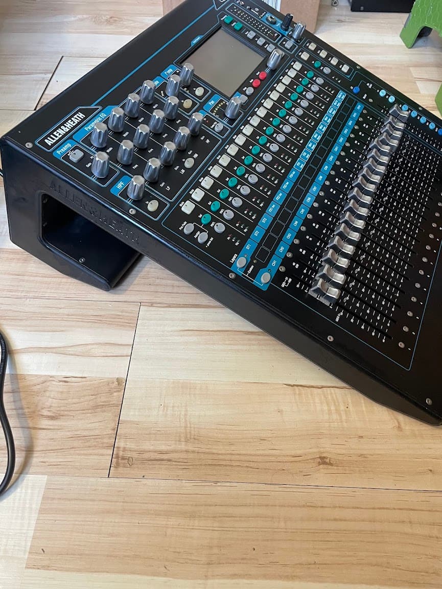 Цифровой микшер Allen & Heath Qu-16 6