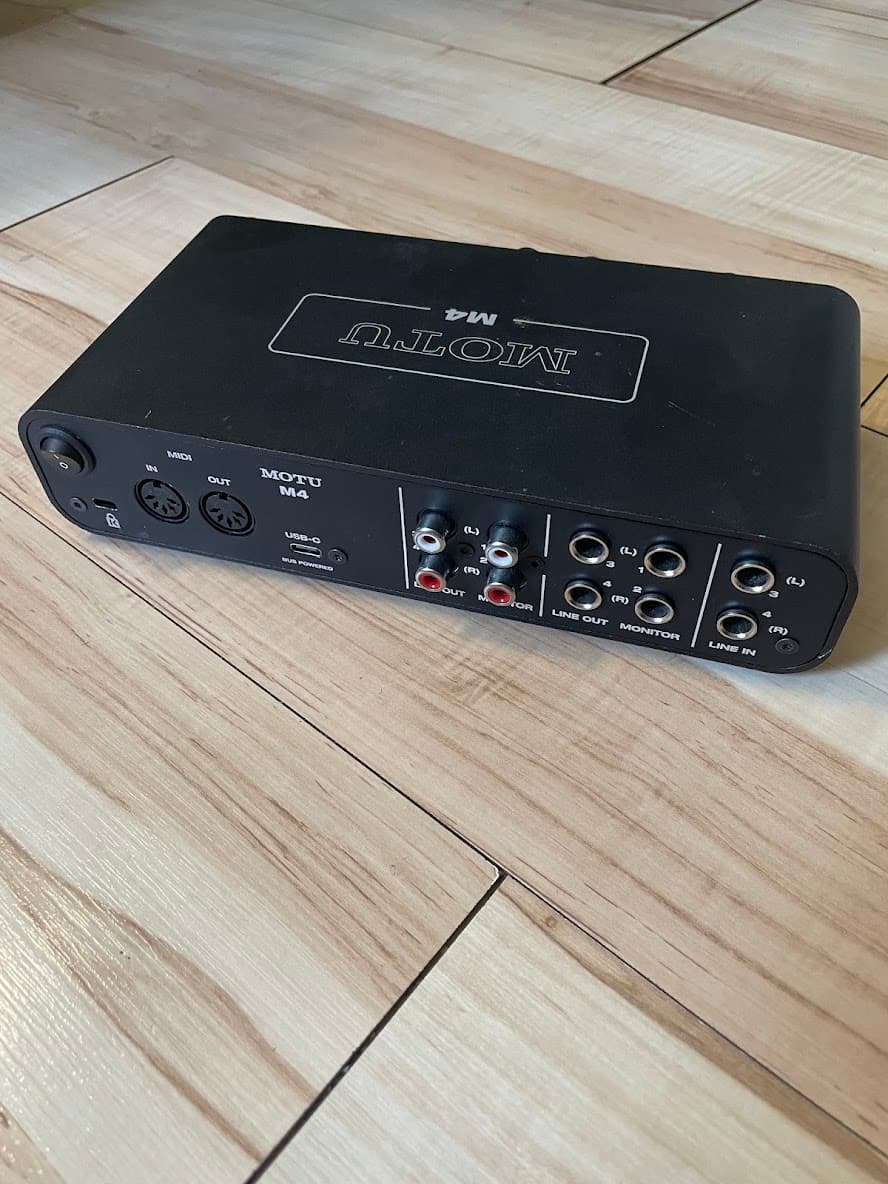 Аудиоинтерфейс MOTU M4 4